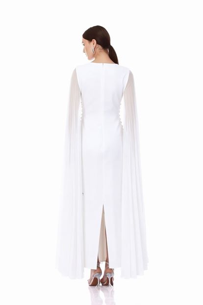 فستان سهرة مطرز بتفاصيل عباءة عظمية